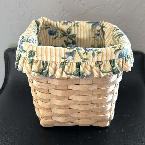 Longaberger 1999 handwoven light unstained Basket with floral fabric liner